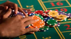 Slots ဂိမ်းများ spin နေသော reels နှင့် Jackpot ပေါ်လာသောပုံ